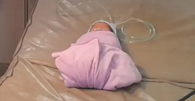 Bé trai sơ sinh 6 ngón tay bị bỏ rơi tại TPHCM, được người dân cứu giúp kịp thời