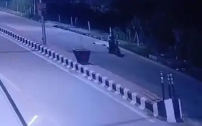 Chồng đẩy vợ ngã xe máy tử vong ở Ấn Độ: Bạo lực gia đình gây phẫn nộ