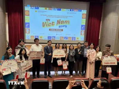 Câu Chuyện Việt Nam Của Tôi: Thắp Lửa Đam Mê Trên Mảnh Đất Chưa Vàng