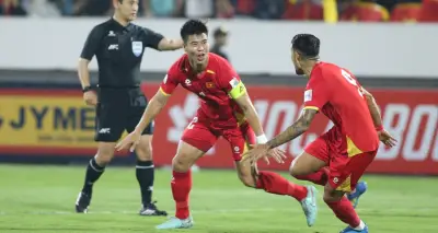 Duy Mạnh ghi bàn thắng đẹp mắt, Việt Nam đánh bại Malaysia 3-0