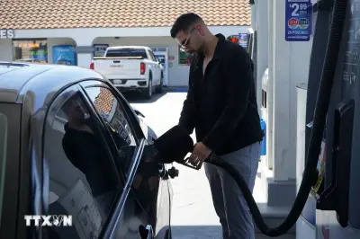 Giá xăng Mỹ vượt ngưỡng 4 USD/gallon, cao nhất trong hơn 2 năm