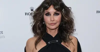 Gina Gershon Từ Chối Cảnh Khỏa Thân 'Lố Bịch' Trong Sự Nghiệp Hollywood