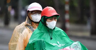 Hà Nội đón không khí lạnh, mưa giông chớp nhoáng sau nắng gắt