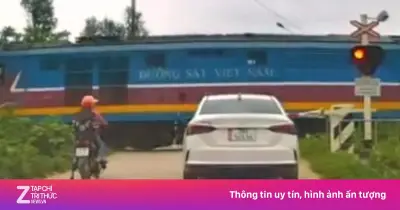 Hai nữ sinh Hà Tĩnh liều lĩnh vượt gác chắn đường sắt khi tàu đang lao tới