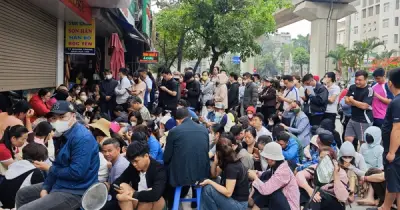 Hàng trăm người xếp hàng từ sáng sớm nhận vàng trước hạn tại Hà Nội