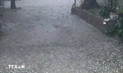 Mưa đá bất ngờ tại Quảng Ninh gây xáo trộn giờ cao điểm học sinh đến trường
