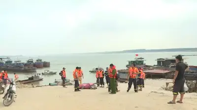 Phú Thọ khẩn trương tìm kiếm nạn nhân vụ lật tàu trên sông Hồng
