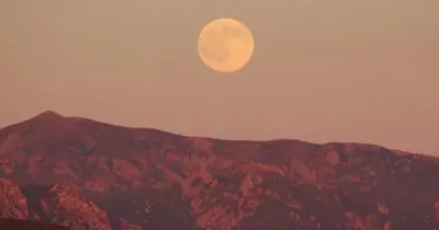 Trăng Hồng Tháng 4: Sự Thật Về Màu Sắc Và Thời Gian Ngắm Tuyệt Vời