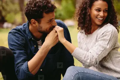 Tây Ban Nha: Hôn tay không đồng thuận bị coi là xâm hại tình dục