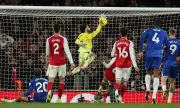 Arteta 'đứng tim' trước pha cứu thua phút bù giờ của Raya, Arsenal thắng Chelsea 2-1