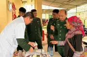 Bộ đội biên phòng Điện Biên khám chữa bệnh, tặng cờ và gạo hỗ trợ dân vùng cao