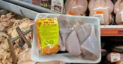 Bí quyết chọn thịt gà đóng khay tươi ngon: Đừng chỉ nhìn hạn sử dụng