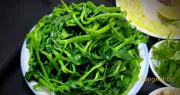 Bí quyết luộc rau muống xanh giòn trong 2-3 phút, không bị thâm đen