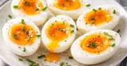 Bác sĩ cảnh báo: Trứng sống chỉ hấp thụ 50% protein, nguy cơ nhiễm khuẩn cao