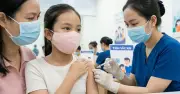 Bác sĩ giải đáp: Trẻ 12 tuổi có nên tiêm vắc xin viêm não mô cầu và cách tra cứu khi mất sổ