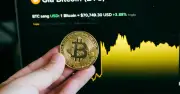Bitcoin tăng gần 4% lên 70.749 USD sau động thái của ông Trump với Iran
