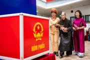 Cụ bà 101 tuổi ở Hà Nội nô nức đi bầu cử, lan tỏa tinh thần trách nhiệm công dân
