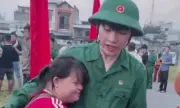 Chị gái mắc bệnh ôm em trai khóc nức nở ngày nhập ngũ gây xúc động