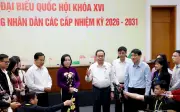 Chủ tịch Quốc hội Trần Thanh Mẫn thăm hỏi, động viên phóng viên sau khi bầu cử