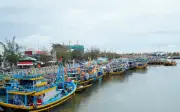 Chi phí nhiên liệu tăng cao, ngư dân Phan Thiết ngại ra khơi, hàng trăm tàu cá nằm bờ