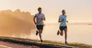 Chạy bộ sáng hay đi bộ tối: Lựa chọn nào tốt hơn cho sức khỏe thể chất và tinh thần?