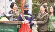Công an Lâm Đồng trao quà cho nữ công nhân môi trường nhân dịp 8/3