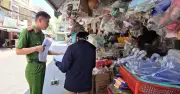 Công an TP.HCM ra quân dẹp 'chợ gà' tự phát gây ô nhiễm tại hẻm Thạnh Mỹ Tây