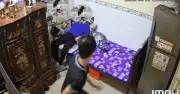 Cộng đồng mạng phẫn nộ trước vụ cháu ruột bạo hành ông già liệt giường tại TP.HCM