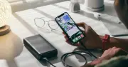 Cảnh báo: Vừa sạc vừa dùng điện thoại từ pin dự phòng có thể làm giảm tuổi thọ pin