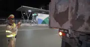 CSGT Hà Nội xử phạt ô tô tải làm rơi vãi bùn đất tại nút giao Vạn Phúc - Tố Hữu