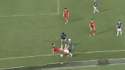 Cầu thủ Hà Nội FC bị đuổi vì kéo lê đối thủ khỏi sân trong trận derby thủ đô