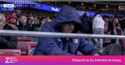 CĐV Atletico Madrid ung dung làm bánh mì trên khán đài khi đội nhà dẫn trước Tottenham 4-1