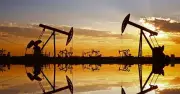 Giá Dầu Thế Giới Lao Dốc Mạnh, Giảm Hơn 10% Trong Một Phiên