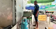 Giá gas tăng gần 100.000 đồng/bình, hàng quán nhỏ TP.HCM lo lắng tăng giá món ăn