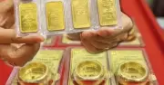 Giá vàng thế giới giảm mạnh 62 USD/ounce, trong nước vẫn neo cao