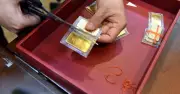 Giá vàng trong nước tăng ngược chiều thế giới, chênh lệch lên 25 triệu đồng/lượng