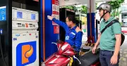 Giá xăng dầu tăng gần 9.000 đồng, làm sao kiềm đà tăng sốc?