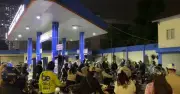 Giá xăng dầu tăng mạnh, người dân xếp hàng dài chờ đêm để mua