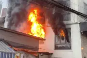 Hà Nội: Ngôi nhà 5 tầng bất ngờ bốc cháy dữ dội, nhiều người hoảng loạn