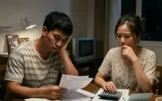 Hóa đơn tiền điện, tiền bim sữa bóp nghẹt tình yêu của nhiều gia đình trẻ