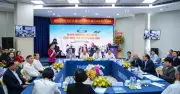 Hàng không và du lịch ứng phó với 'cơn lốc ngược' từ giá xăng dầu tăng vọt