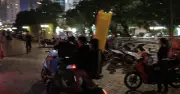 Hàng rong tràn lan tại công viên Bến Bạch Đằng TP.HCM sau Tết Nguyên đán