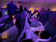 Hàng trăm nghìn hành khách mắc kẹt, du khách Việt chia sẻ trải nghiệm thót tim tại Trung Đông