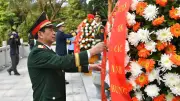 Đại tướng Phan Văn Giang và Thượng tướng Đổng Quân dâng hoa tưởng niệm liệt sĩ Việt-Trung