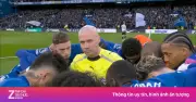Khoảnh khắc kỳ lạ: Trọng tài đứng giữa vòng tròn hội ý của Chelsea trước trận
