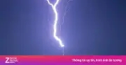 Khoảnh khắc sét đánh trúng tòa nhà cao nhất thế giới Burj Khalifa