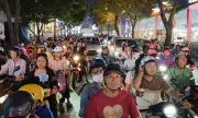 Kẹt xe, tiếng ồn ám ảnh khi đường Nguyễn Huệ, Lê Lợi tổ chức lễ hội tại TP HCM