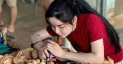 Nữ nghệ nhân Lê Thị Hà: Vẻ đẹp kiên cường giữa bụi gỗ và hành trình định hình thương hiệu