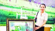 Nữ nông dân An Giang biến lá sen thành tranh nghệ thuật và trà thơm
