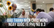Nam phóng viên cầm hoa chúc mừng Ngày Quốc tế Phụ nữ 8/3
